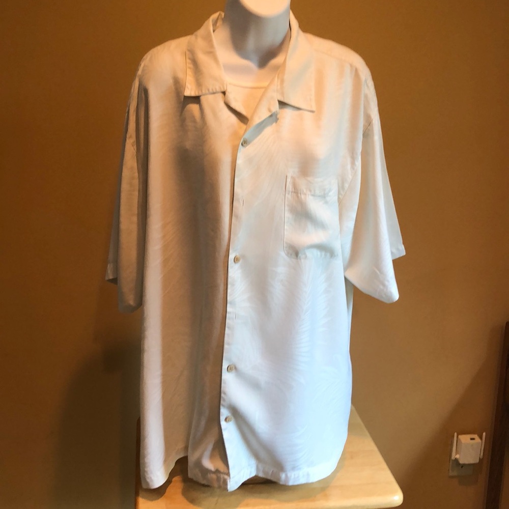 Men’s short sleeve shirt.